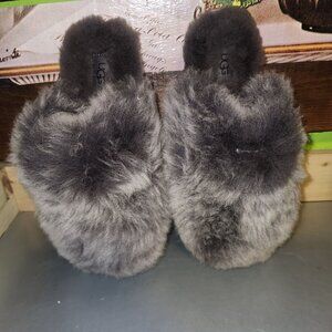 New! UGG Gray Fluffy Slide Slippers Sheepskin Fur Size 7 Soft & Durable